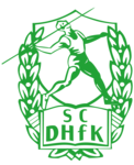 Grünes Logo auf weißem Hintergrund. unten ein Buch worin SC DHFK steht darüber ein nach links werfender Speerwerfer. Das ganze rechts und link eingerahmt mit Eichenlaubblättern