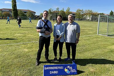 v.l.n.r. Rainer Müller (SPD), Patricia Roscher-Rothenberger (stv. Geschäftsbereichsleiter*in Berufsbildungswerk Hören - Sprache - Kommunikation), Axel Ackermann (Projektleiter*in IKJS)
