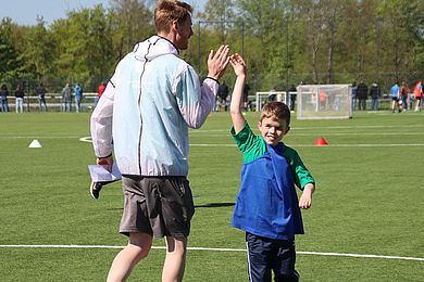 Spieler und Trainer klatschen sich ab