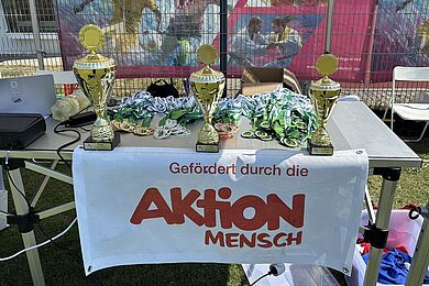 Pokale und Medaillen zur Siegerehrung