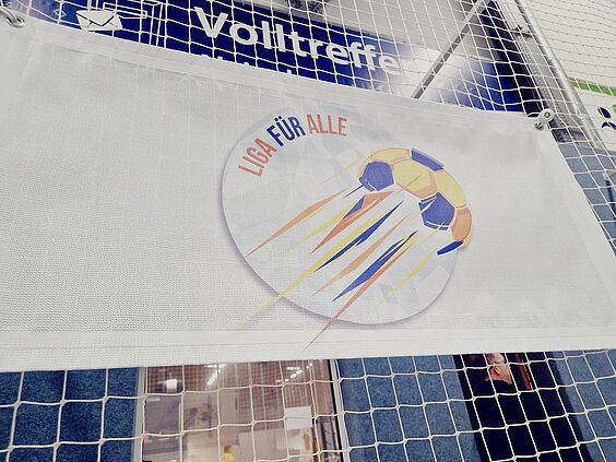 Banner hängt im Netz mit dem Logo der Liga