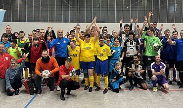 Gruppenfoto mit vielen Spielern der Liga