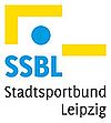 SSBL steht in blauen Buchstaben mit einer blauen Kugel darüber und 2 gewinkelten Armen , daneben steht Stadtsportjugend Leipzig