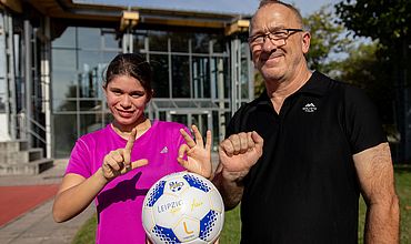 Jugendliche und Fußballtrainer mit Fußball