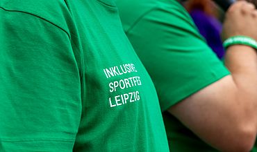 Grünes T-Shirt mit der Aufschrift Inklusives Sportfest Leipzig