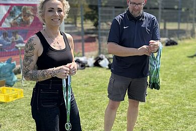 Eine Frau und ein Mann mit Medaillen