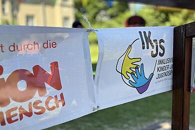 Zwei Banner Aktion Mensch und IKJS