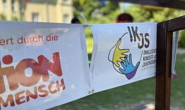 Zwei Banner Aktion Mensch und IKJS