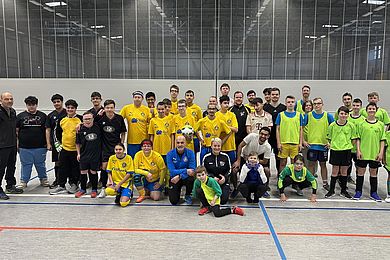 Gruppenbild Mannschaften in Halle