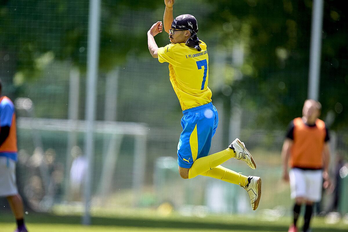 Ein Spieler springt nach oben