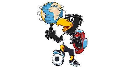 Der Rabe Paule hat einen Fuß auf einen Fußball gestellt, einen Rucksack auf dem Rücken und auf seinem rechten Flügel lässt er eine Weltkugel kreisen