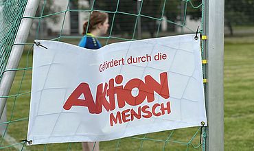 Logo der Aktion Mensch auf einer Fahne