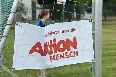 Logo der Aktion Mensch auf einer Fahne