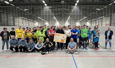 Gruppenfoto bei der Liga für Alle - in der Mitte der Scheck von Haema für das Projekt "IKJS"
