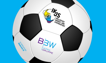 Fußball mit 3 Projektlogos