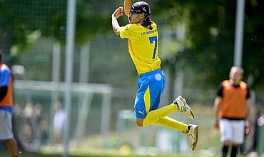 Spieler springt in die Luft