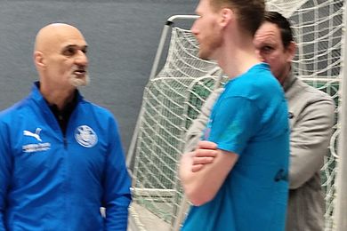 Trainer und Betreuer am Spielfeldrand