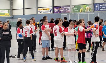 Einige Spieler*innen stehen auf dem Spielfeld