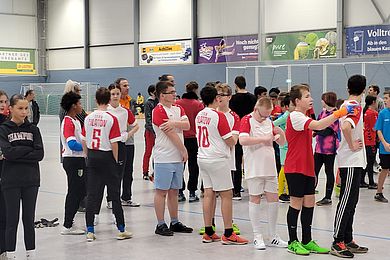 Einige Spieler*innen stehen auf dem Spielfeld