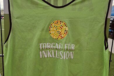 Fussballleibchen mit Aufschrift Inklusion in Torgau